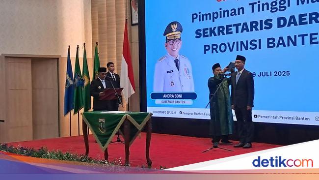 Andra Soni Lantik Deden Apriandhi sebagai Sekda Banten