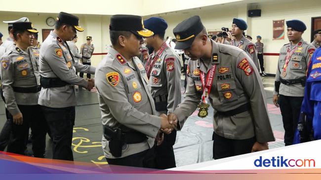 Kapolda Metro Beri Penghargaan 42 Anggota Berprestasi di Bidang Olahraga