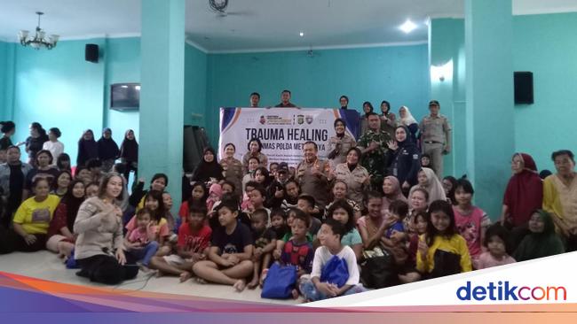 Polda Metro Turun Beri Trauma Healing Korban Banjir di Jati Padang Jaksel
