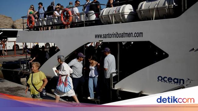 Siap-siap, Yunani Terapkan Pajak Baru untuk Turis Kapal Pesiar ke Santorini