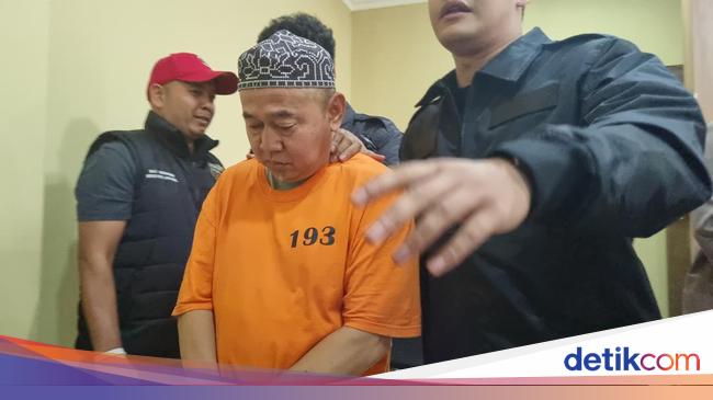 Tampang Guru Ngaji Cabuli 10 Santri di Jaksel, Kini Berbaju Tahanan
