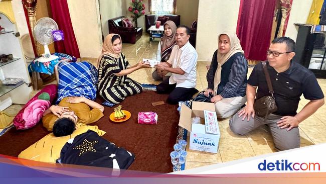Andre Rosiade Beri Bantuan Pemuda Diduga Alami Kebutaan Usai Cabut Gigi