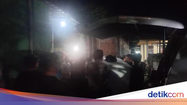 Isak Tangis Keluarga di Bali Sambut Jenazah Korban KMP Tunu Pratama Jaya