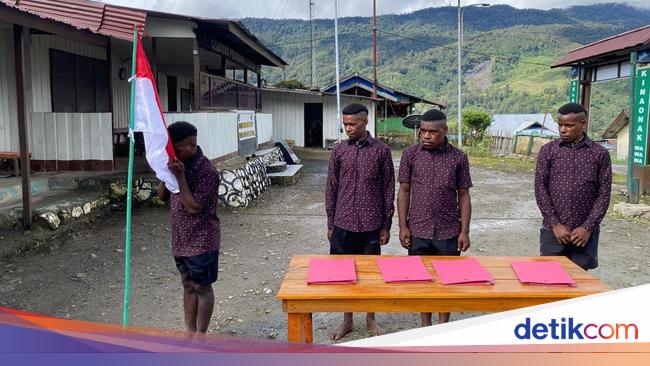 Cium Merah Putih, 4 Eks Anggota KKB di Puncak Papua Ikrar Setia ke NKRI