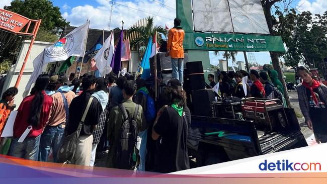 Mapala Demo! Tolak Keras Seaplane dan Glamping di Gunung Rinjani