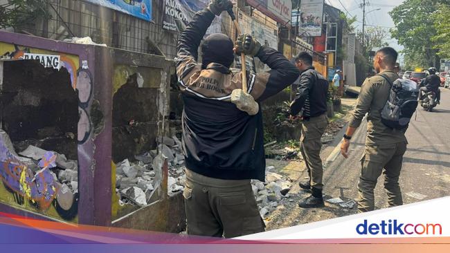 Satpol PP Bongkar 12 TPS Ilegal hingga Bangunan di Trotoar Puncak Bogor