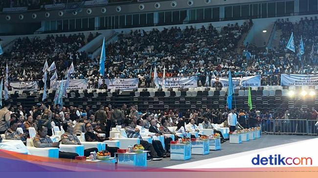 Para Buruh Penuhi Indonesia Arena Jelang Pemberian Penghargaan ke Kapolri
