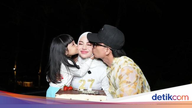 Muach! Kecupan Atta Halilintar dan Ameena di Ultah Aurel Hermansyah