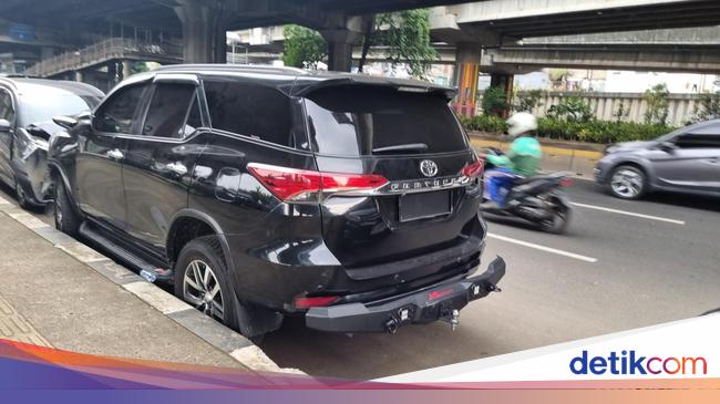 Polisi Ungkap Fortuner Tabrak 5 Mobil di Utan Kayu Pakai Pelat Dinas Palsu
