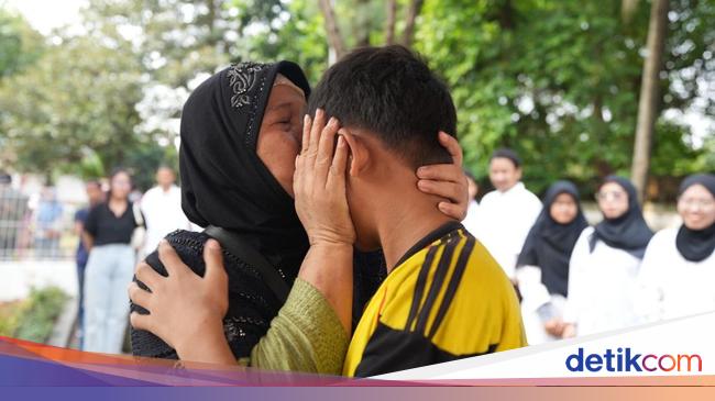Momen Haru Orang Tua Jemput Putra-Putri Usai Simulasi Sekolah Rakyat