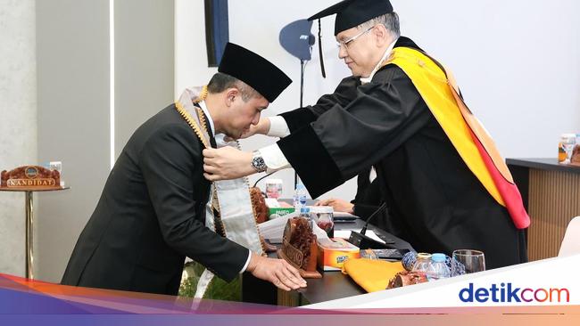 Raih Gelar Doktor Ilmu Politik, Mentrans Angkat Disertasi Tema Pemilu 2025