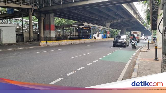 Situasi Lokasi Kecelakaan Beruntun di Utan Kayu Jaktim, Serpihan Kaca Berserakan
