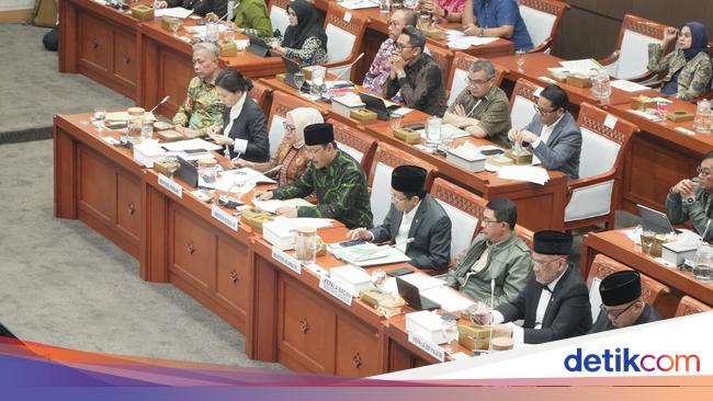 Raker dengan DPR, Gus Ipul Bahas Strategi Penyaluran Bansos-Sekolah Rakyat