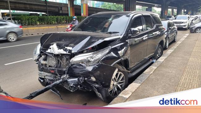 Polisi Ungkap Sopir Fortuner Tabrak 4 Mobil di Jaktim Hilang Kendali
