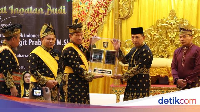 Makna Anugerah Adat Ingatan Budi yang Diberikan LAM Riau ke Kapolri