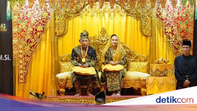 Momen Khidmat Tepuk Tepung Tawar dalam Prosesi Anugerah Adat Kapolri