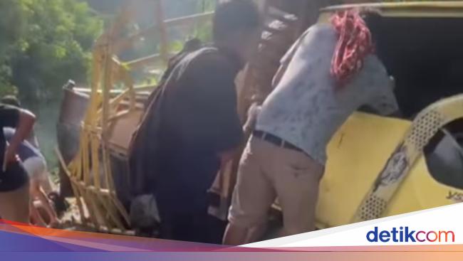 Truk Angkut 20 Penumpang di Toraja Utara Terguling ke Jurang, 4 Orang Tewas
