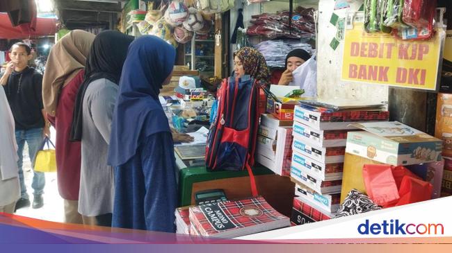 Omzet Penjual Seragam di Pasar Minggu Naik 50 Persen Jelang Masuk Sekolah