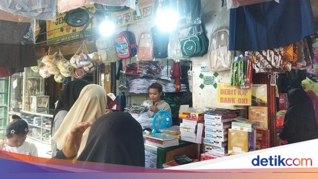 Sayang Anak! Ibu Ini Tak Pikirkan Harga Saat Beli Seragam Putranya