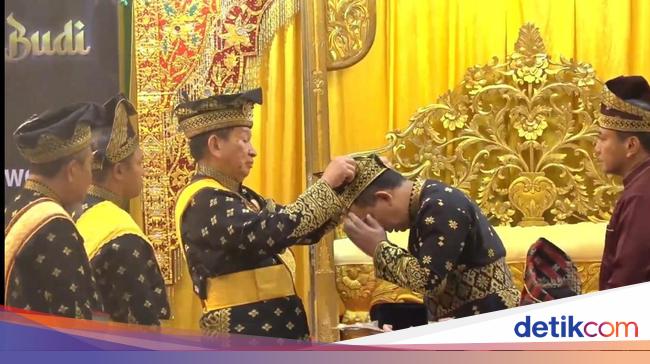 Terima Anugerah Adat dari LAM Riau, Kapolri Dipasangkan Tanjak di Kepala