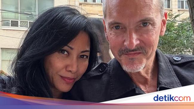 Anggun C Sasmi Tetap &lt;i&gt;Slay&lt;/i&gt; Pakai Kaus dan Sneakers
