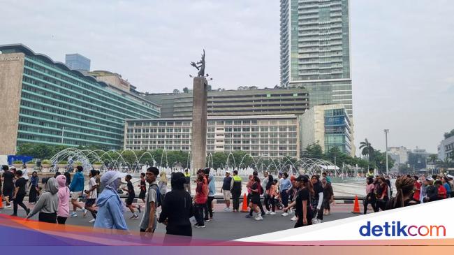 Antusiasme Warga di CFD Bundaran HI: Sepedaan, Pakai Kostum Superhero