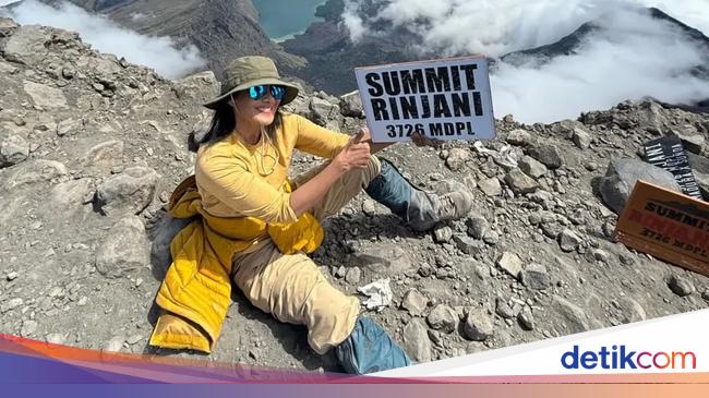 Atiek CB 'Embah-embah 62 Tahun di Puncak Rinjani', Amankah Naik Gunung Saat Lansia?