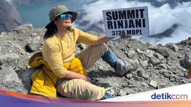 Tepuk Tangan Buat Atiek CB: Mbah Umur 62 Tahun di Puncak Rinjani