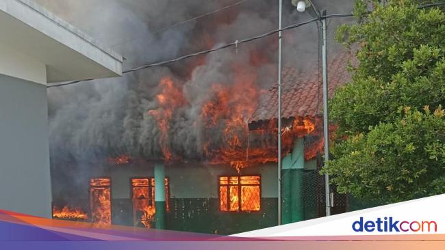 Pesantren di Gunungsindur Terbakar gegara Korsleting Listrik