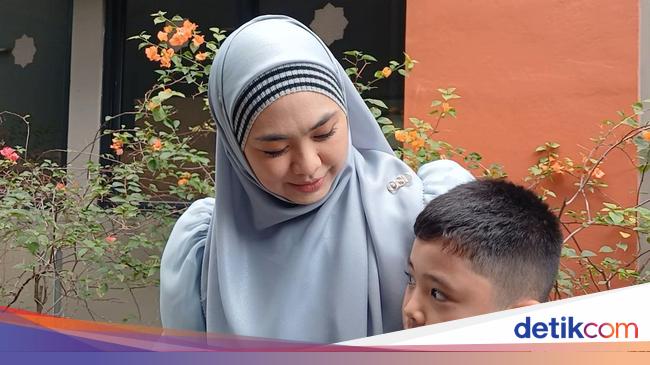 Oki Setiana Dewi dan Anak Pulang dari Mesir, Tancap Gas Liburan Bareng Ria Ricis