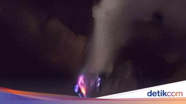 Muncul Sinar Api Biru di Dinding Kawah Baru Gunung Papandayan, Ini Sebabnya