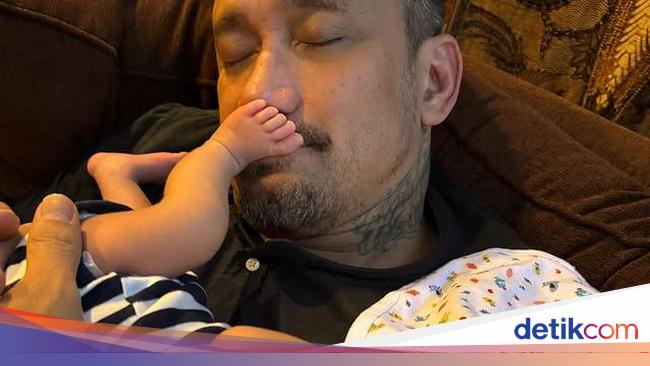 Tora Sudiro Girang Banget Dapat Giliran Ketemu Cucu