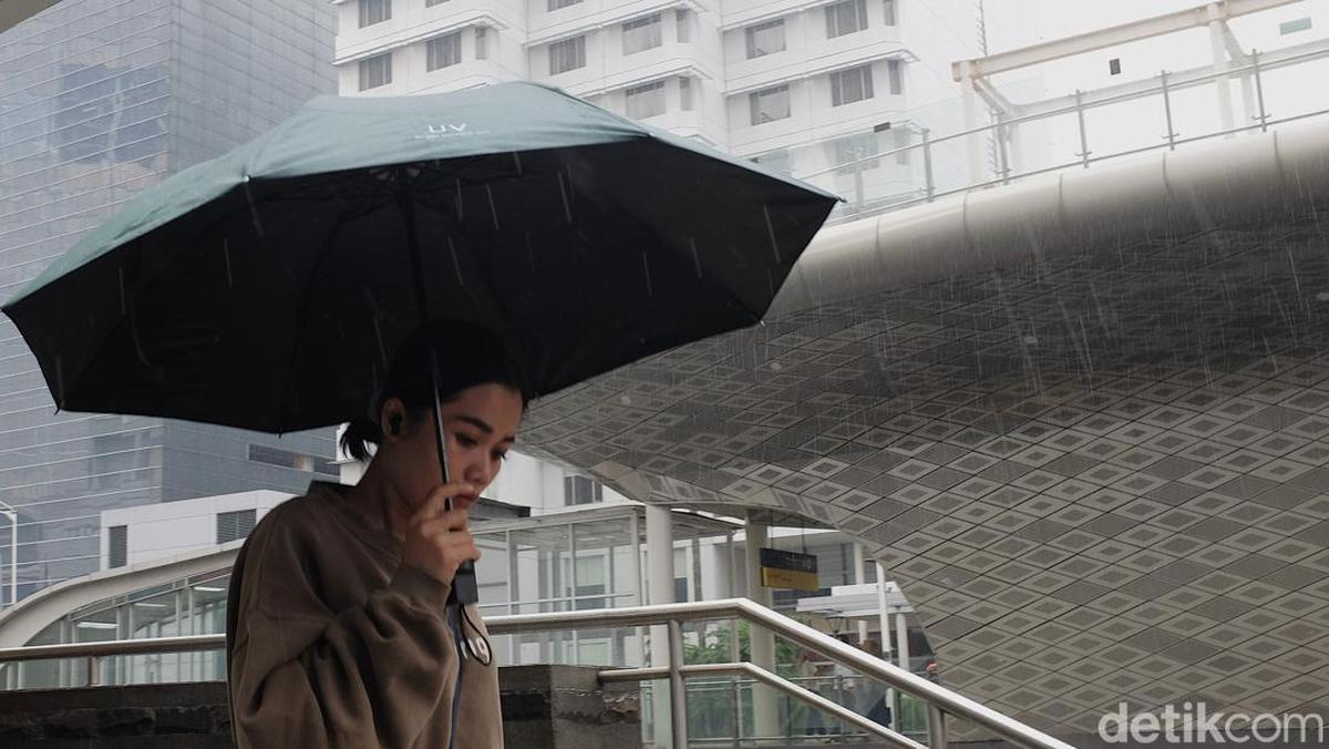 Tak Cuma di Jakarta, Ini Bukti Mikroplastik Juga Cemari Air Hujan Seluruh Dunia