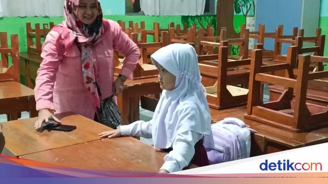 Cerita Ortu Antar Anak Hari Pertama Sekolah hingga Rebutan Kursi Paling Depan