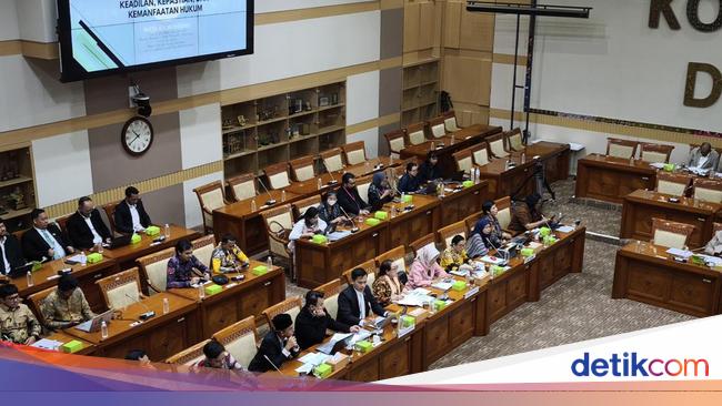 Audiensi di Komisi III DPR, Komnas Perempuan Serahkan Kajian untuk RKUHAP