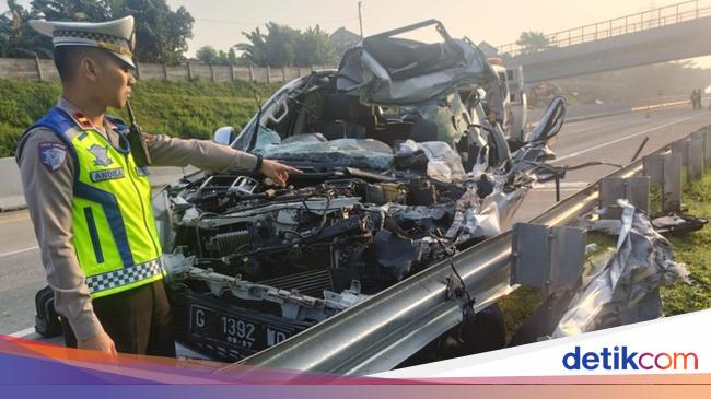 Penampakan Remuknya Pajero yang Alami Kecelakaan Maut di Tol Batang-Semarang