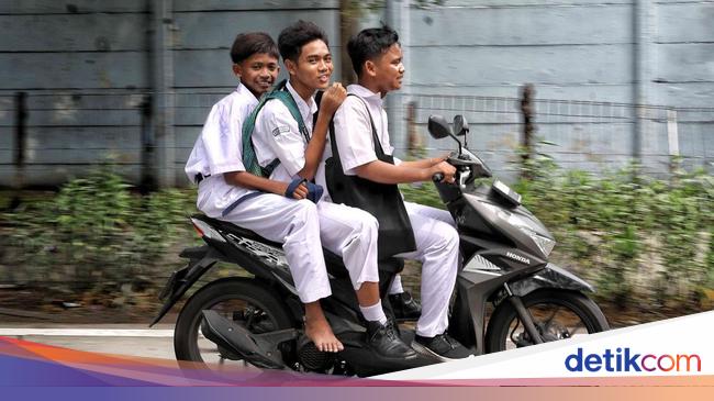 Pelajar Tak Pakai Helm-Bonceng Tiga Warnai Hari Pertama Sekolah di Jakut