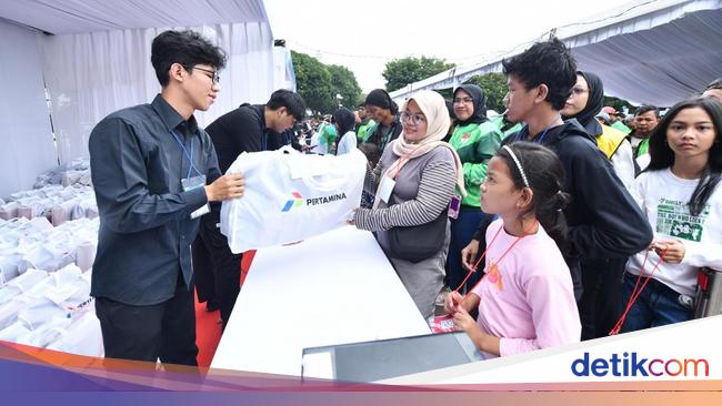Pertamina Bagikan Seragam dan Perlengkapan Sekolah untuk Anak Ojol-Opang