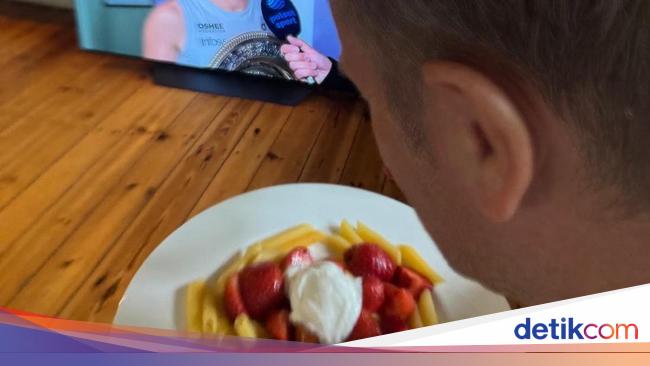PM Polandia Dihujat gegara Makan Pasta pakai Strawberry, Ini Faktanya