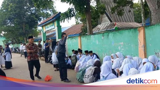 Gedung Disegel Pemkab, Siswa Al-Washliyah Deli Serdang Belajar di Luar