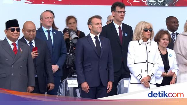 Jadi Tamu Kehormatan Bastille Day Paris, Prabowo Duduk di Samping Macron