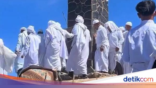 Polisi: Rombongan Ritual Suro di Puncak Lawu NU Purwodadi, Bukan Aliran Sesat