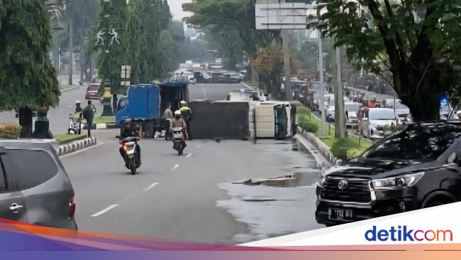 Truk Muatan Air Mineral Terguling di Cibinong, Sopir dan Penumpang Luka