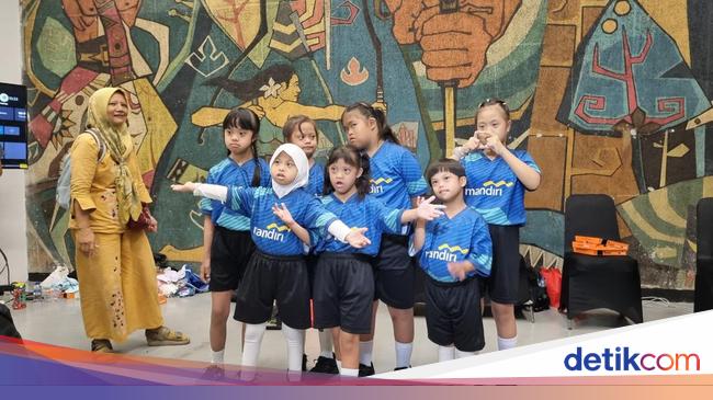 Senangnya Anak Kolong Jembatan-Down Syndrome Jadi Kids Escort Laga AFF Cup U23