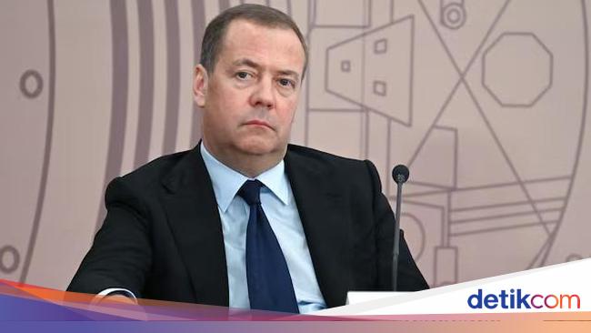 Trump Threatens Ukraine War-Level Tariffs on Imports