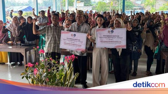 Legislator Gerindra Salurkan PIP ke 11.000 Pelajar di Lampung Selatan