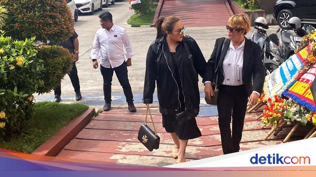 Lisa Mariana Penuhi Panggilan Poda Jabar Terkait Kasus 3 Video Asusila