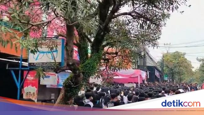Viral Ribuan Orang Serbu Loker di Toko Cianjur, Begini Kejadiannya