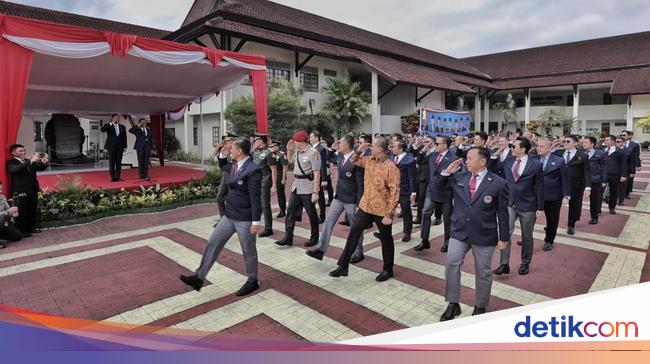 Momen Defile Sejumlah Tokoh Alumni di SMA Taruna Nusantara
