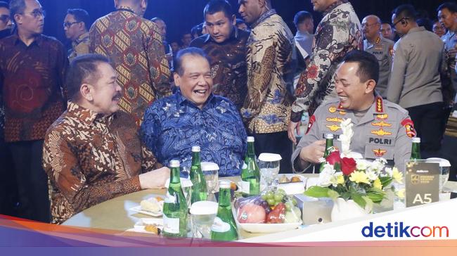 Chairul Tanjung Hadiri Malam Puncak Hoegeng Awards 2025
